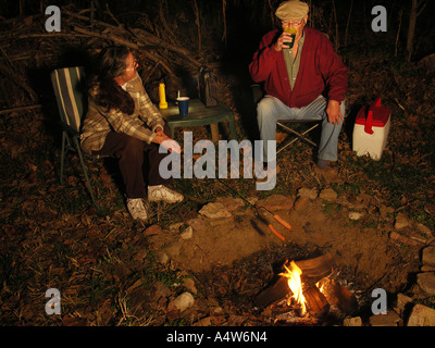 Paar, Kochen über dem Lagerfeuer Stockfoto
