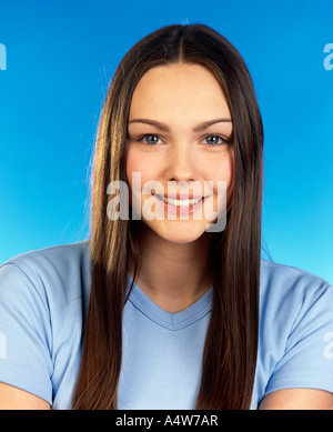 SARAH LANGE GERADE DUNKLE HAARE Stockfoto