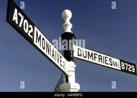 Alten Stil Verkehrszeichen auf der Landstraße Richtung auch auf die B729 geben, nach Dumfries Schottland UK A702 Moniaive Thornhill-Straße Stockfoto