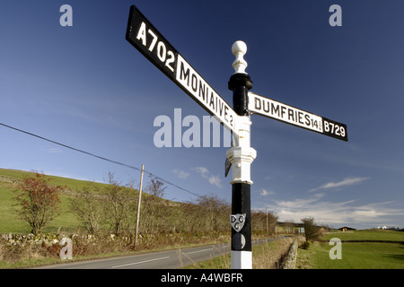 Alten Stil Verkehrszeichen auf der Landstraße Richtung auch auf die B729 geben, nach Dumfries Schottland UK A702 Moniaive Thornhill-Straße Stockfoto