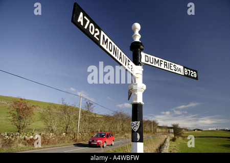 Alten Stil Verkehrszeichen auf der Landstraße Richtung auch auf die B729 geben, nach Dumfries Schottland UK A702 Moniaive Thornhill-Straße Stockfoto