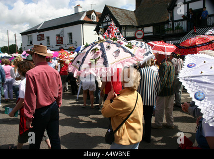 Das Jazzfestival in Upton in Severn Worcestershire Besucher immer herrlich dekorierten Sonnenschirme zu bringen und an dem Spaß teilhaben Stockfoto