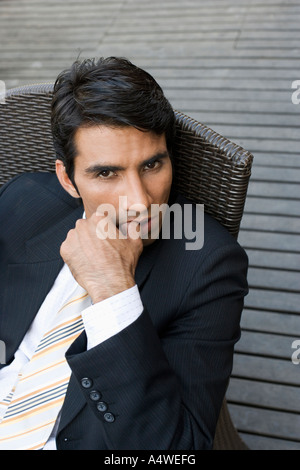 Geschäftsmann, sitzen im Korbstuhl Stockfoto