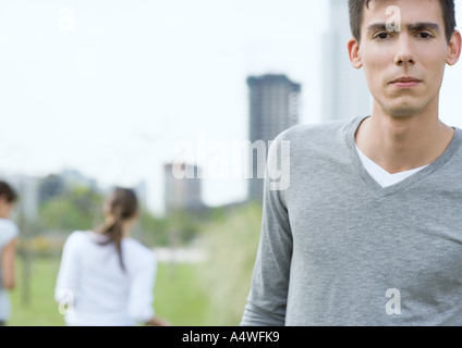 Junger Mann runzelte die Stirn im Stadtpark Stockfoto