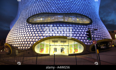 Selfridges-Kaufhaus in der Bull Ring Birmingham nach Dunkelheit Stockfoto