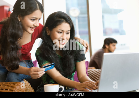 Frauen online-shopping in café Stockfoto