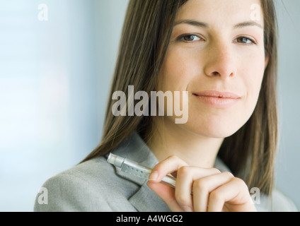 Geschäftsfrau hält Stift, Nahaufnahme, Porträt Stockfoto