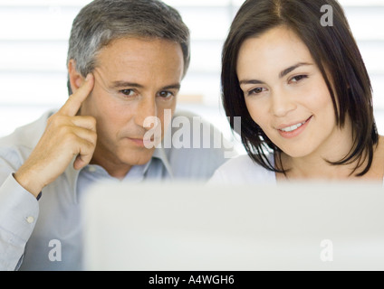 Mann und Frau mit computer Stockfoto