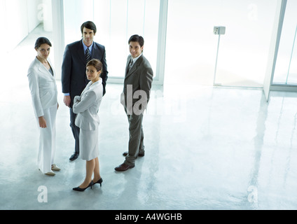 Vier Führungskräfte stehen im Bürogebäude lobby Stockfoto