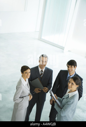 Vier Unternehmer stehen in Gruppe, hält Dateien Stockfoto