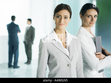 Zwei Geschäftsfrauen in Lobby, einem Betriebskartei Stockfoto