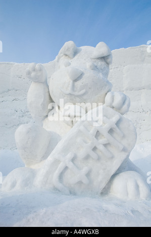 Skulptur des japanischen Tanuki lucky Cat auf der 57. Sapporo Snow Festival in Hokkaido Japan Stockfoto