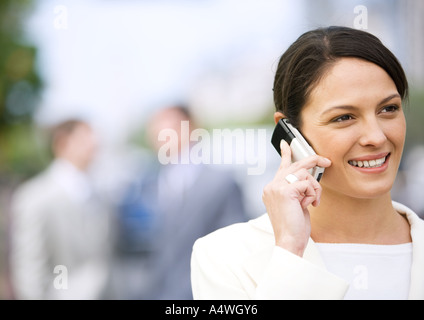 Geschäftsfrau mit Handy Stockfoto