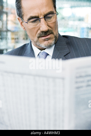 Geschäftsmann lesen Zeitung Stockfoto