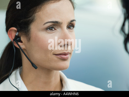 Frau trägt Kopfhörer Stockfoto