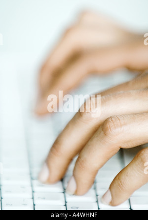 Frauenhand auf Computer-Tastatur Stockfoto