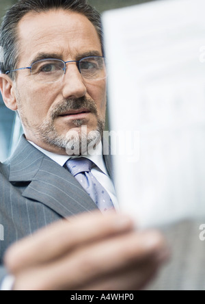 Geschäftsmann Bill hochhalten Stockfoto