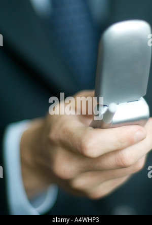 Das Unternehmer Hand Holding Flip-Telefon Stockfoto