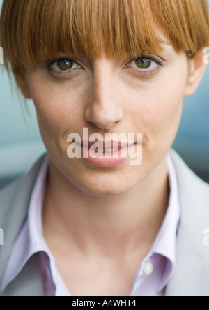 Frau mit Pony, Lächeln, Porträt Stockfoto