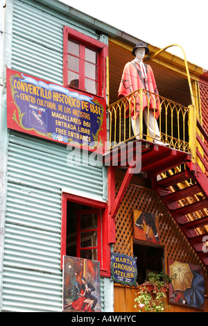 La Boca Bezirk von Beunos Widder Argentinien mit papier Pappmaché-Figuren auf dem Balkon Stockfoto