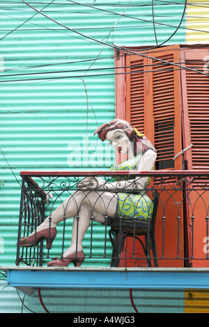 Weibliche papier Pappmaché Figur auf dem Balkon eines Hauses in La Boca, Argentinien in Buenos Aires. Stockfoto