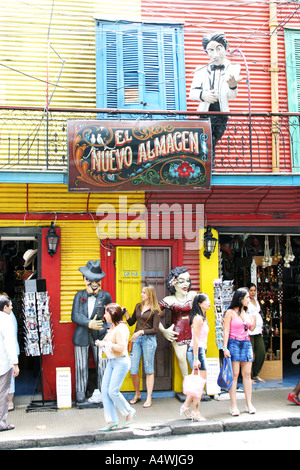 Bunt bemalte Ladenfront in La Boca Bezirk von Beunos Widder Argentinien mit papier Pappmaché-Figuren auf dem Bürgersteig. Stockfoto
