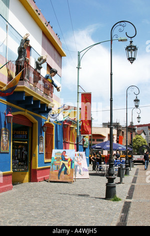 Bunt bemalte Ladenfront in La Boca Viertel von Buenos Aires Argentinien mit politischen papier Pappmaché-Figuren auf Balkon Stockfoto