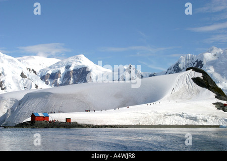 Blick auf Neko Harbour von Eisbrecher Kreuzfahrtschiff mit roten Schutzhütte auf dem Ufer, und Besucher auf ein Ufer-Abenteuer Stockfoto