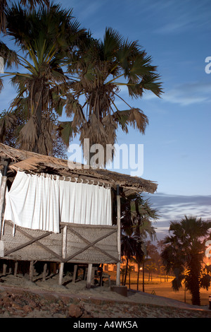 Tropischer Sonnenaufgang über Hütte, Bungalow in Goa, Indien Stockfoto