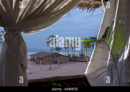 Blick auf Ozean Sonnenaufgang durch Bungalow offene Vorhänge Fenster Stockfoto