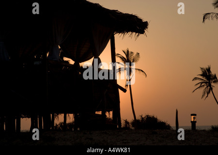 Tropischer Sonnenaufgang über Hütte Stockfoto