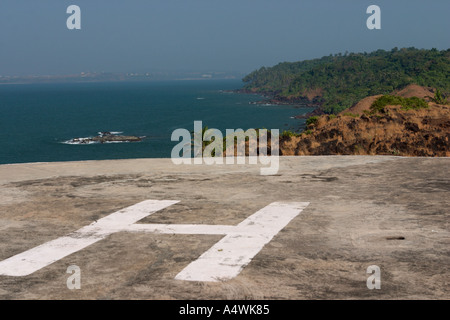 Hubschrauber landen auf verlassenen Armee Basis einsamen Insel im Indischen Ozean Stockfoto