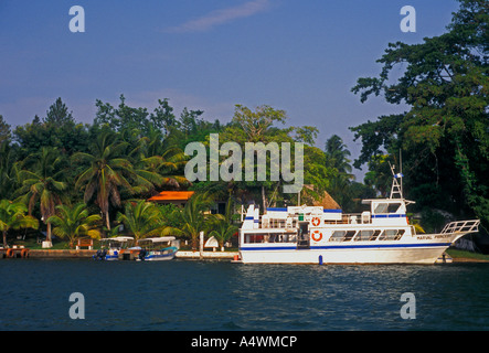 Angelboot/Fischerboot entlang Rio Dulce Dulce River El Relleno Izabal Abteilung Guatemala Zentralamerika und Sightseeing tour Stockfoto