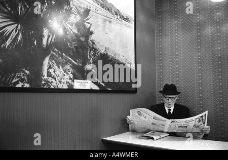 Ein älterer Mann sieht überrascht aus, als er eine Zeitung liest. London England 1975 1970er Jahre UK HOMER SYKES Stockfoto