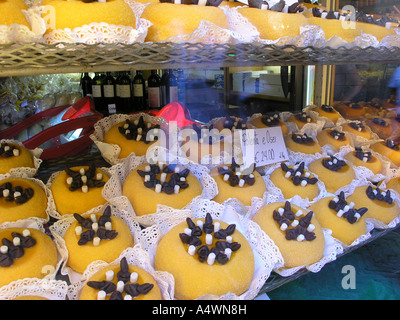 Fenster Konditor Shop Polenta und Osei Tipycal Sweet Bergamos Lombardei Italien Stockfoto