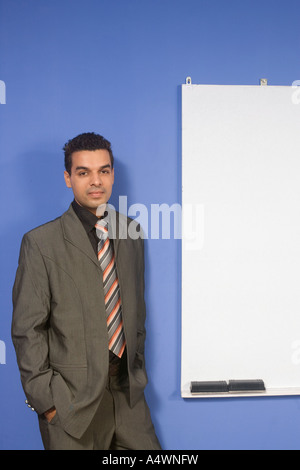Geschäftsmann, stehen neben whiteboard Stockfoto
