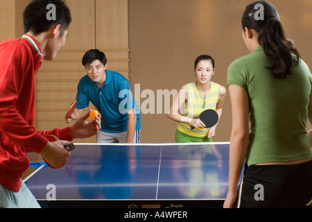 Junge Paare Tischtennis spielen Stockfoto