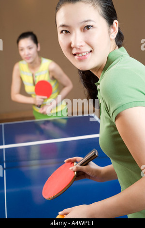 Junge Frauen spielen Tischtennis Stockfoto