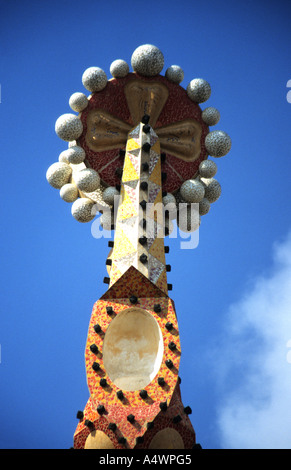 Nahaufnahme von einem der Türme auf die Sagrada Familia Kirche, Barcelonas, Spanien Stockfoto