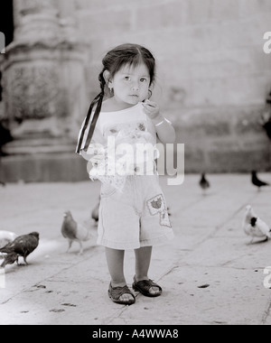 Süße kleine Mädchen in Oaxaca Stadt im Staat Oaxaca in Mexiko in Lateinamerika Mittelamerika. Die Menschen reisen Stockfoto