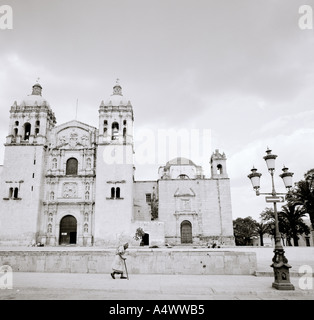 Eine alte mexikanische Frau geht Vergangenheit Kirche Santo Domingo in Oaxaca Stadt im Staat Oaxaca in Mexiko in Lateinamerika Mittelamerika. Menschen Reportage Travel Stockfoto