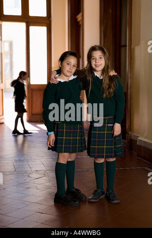 Studentinnen in Schule Flur umarmt Stockfoto