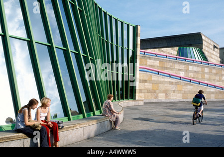 Menschen vor Neue Staatsgalerie Museum Stuttgart Deutschland Stockfoto