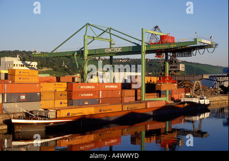 Frachtschiff am Containerterminal Stuttgart Baden-Württemberg Deutschland Stockfoto