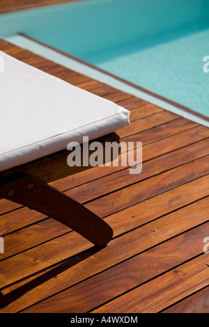 Ecke der Liegestuhl am Swimmingpool Stockfoto