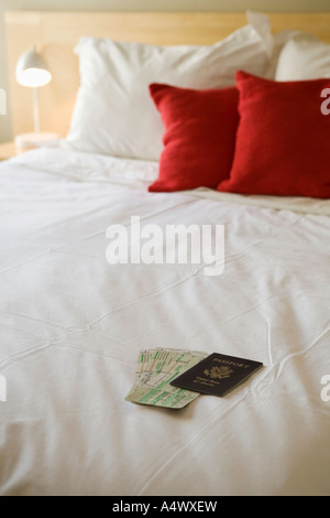Pass- und Flugzeug Tickets im gemachten Bett Stockfoto
