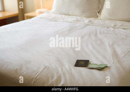 Pass- und Flugzeug Tickets im gemachten Bett Stockfoto