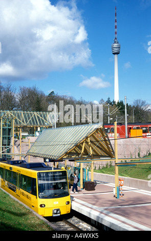 U-Bahn vor dem Fernsehturm Stuttgart Baden-Württemberg Deutschland Stockfoto