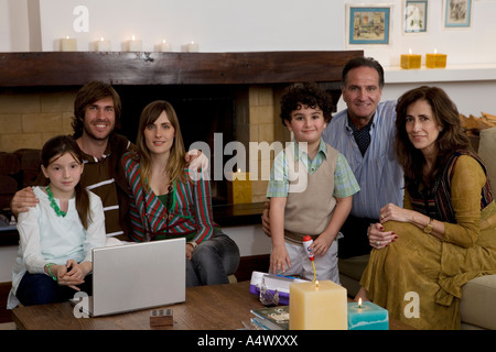 Großfamilie im Wohnzimmer entspannen Stockfoto