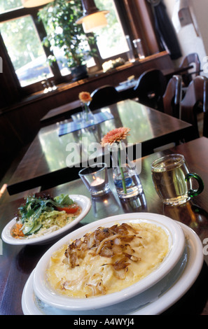 Kaesspaetzle Spezialität im schwäbischen Restaurant Murrhardter Hof Stuttgart Baden-Württemberg Deutschland Stockfoto